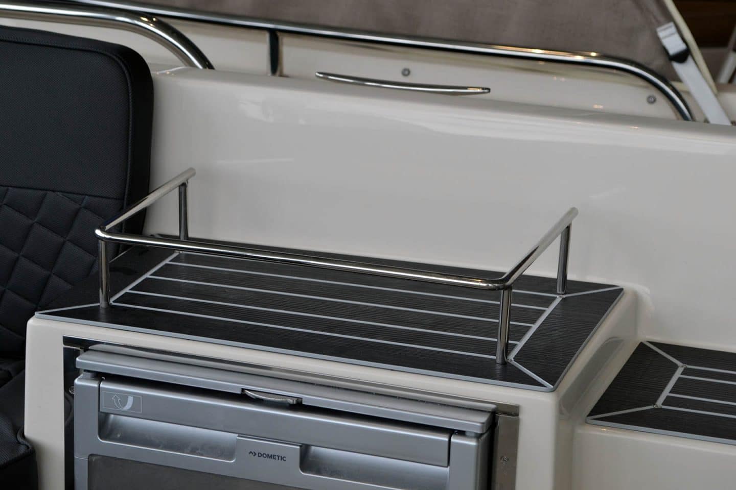 RVS railing op koelkast/prullenbak [300] Prins Watersport